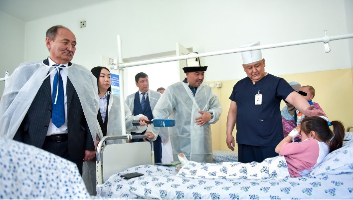 Пострадавшим от наезда в Сузаке детям выделили по 50 тысяч сомов из фонда мэра Бишкека