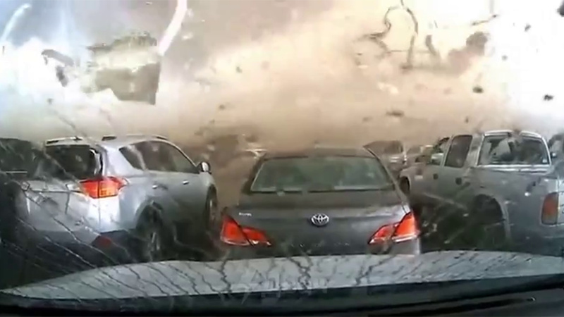 В одном из штатов США торнадо снес здание завода и припаркованные автомобили (видео)