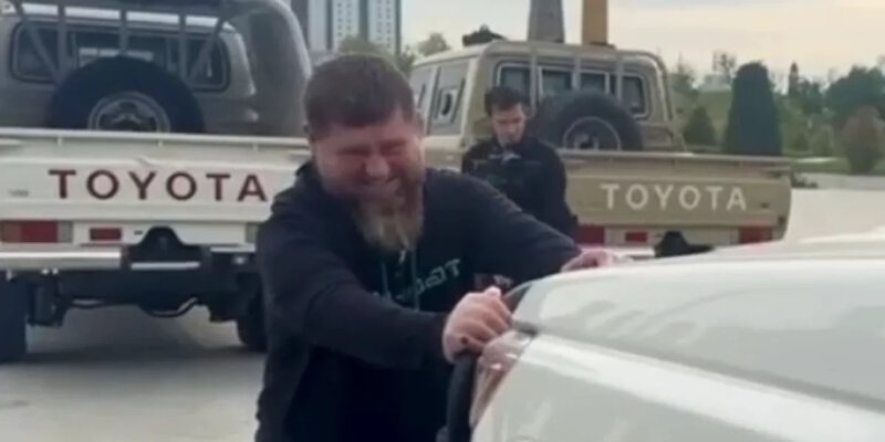Помощник Кадырова опубликовал видео, на котором глава Чечни толкает внедорожник