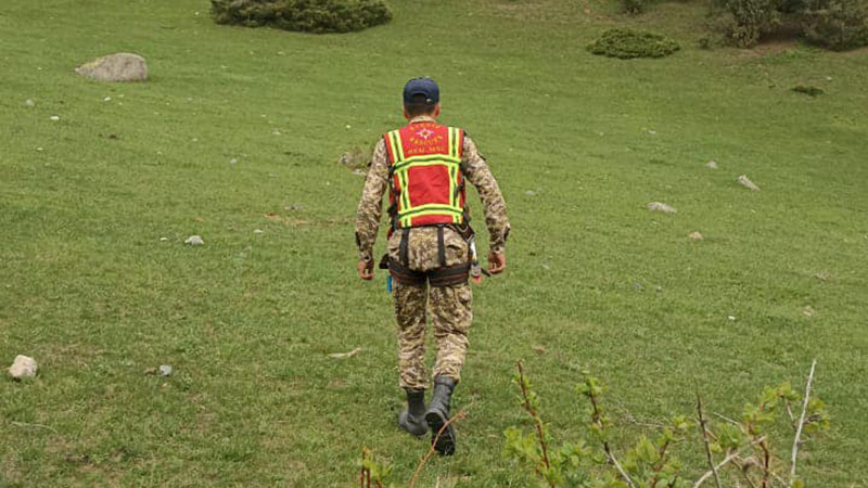 Спасатели МЧС нашли в горах троих пропавших иностранных туристов