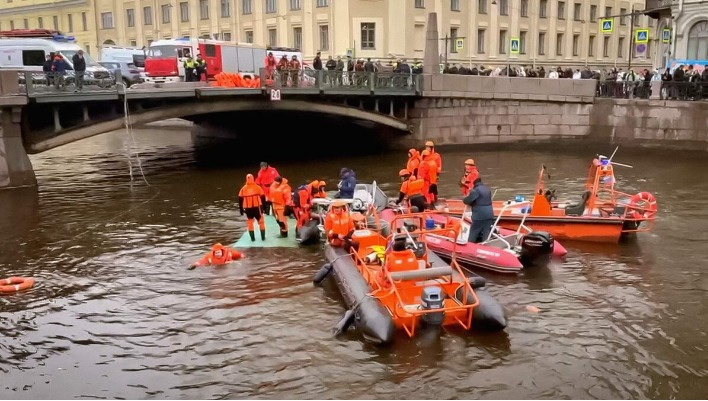Падение автобуса в реку. Как спасали пассажиров и доставали сам автобус (видео)