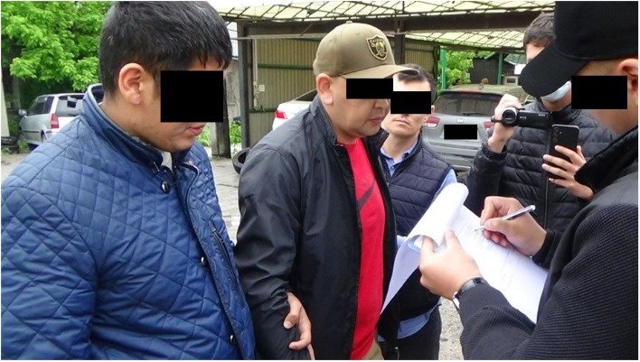 Офицера военного комиссариата задержали во время получения денег (фото и видео)