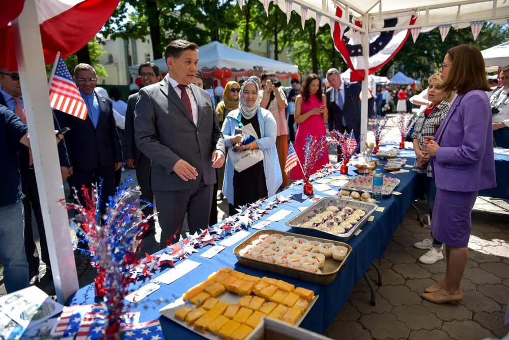 В центре Бишкека прошла благотворительная дипломатическая ярмарка