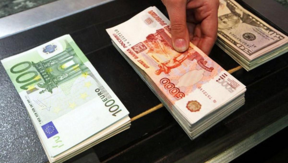 Курс валют в коммерческих банках 15 мая: доллар дешевеет, рубль дорожает