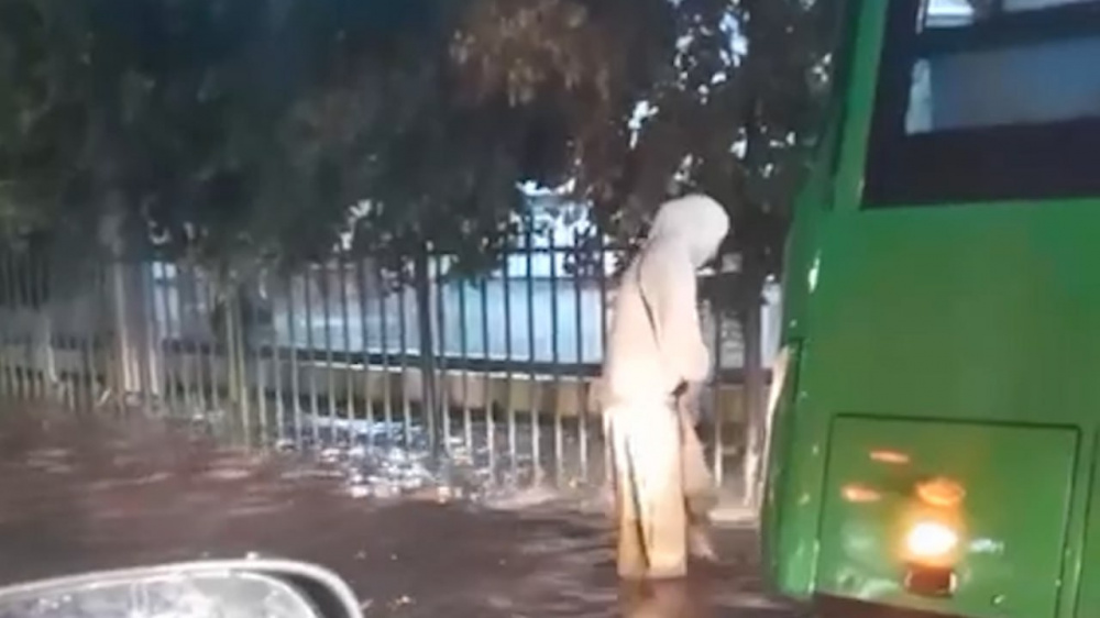 Call-центр: из-за потопа на Жибек Жолу автобус съехал в кювет (видео)