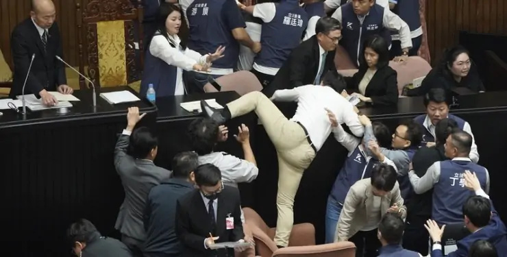 На Тайване депутат оригинальным образом сорвал заседание парламента (видео)