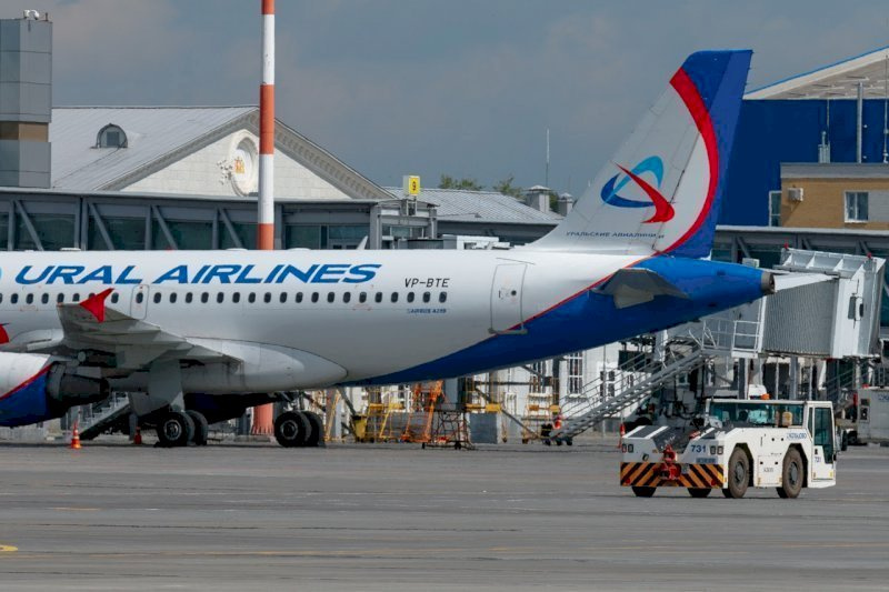 В Екатеринбурге самолет перед вылетом в Бишкек наехал на работника аэропорта