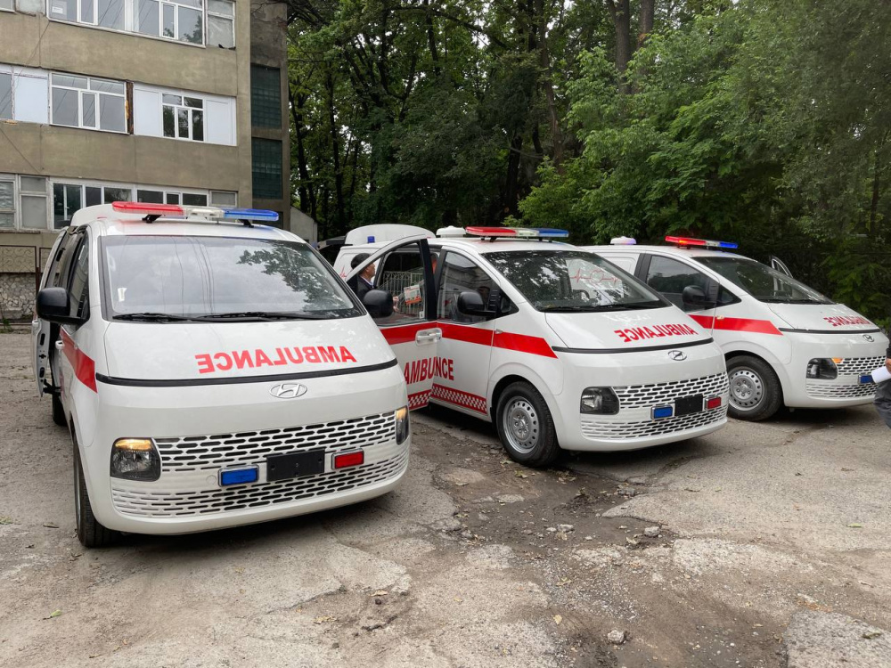 Садыр Жапаров передал машины скорой помощи трем медучреждениям