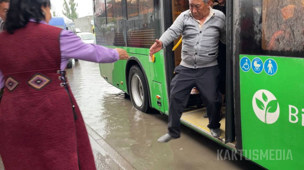 После каждого ливня Бишкек тонет в лужах. Видеорепортаж