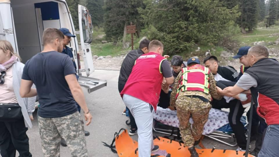 Сотрудники МЧС спасли российскую туристку, получившую травму в ущелье Ала-Арча
