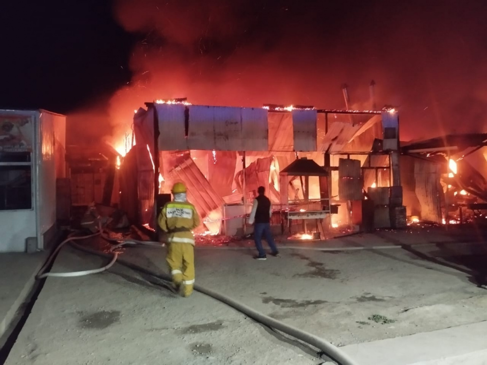 В Баткене на одном из рынков вспыхнул пожар