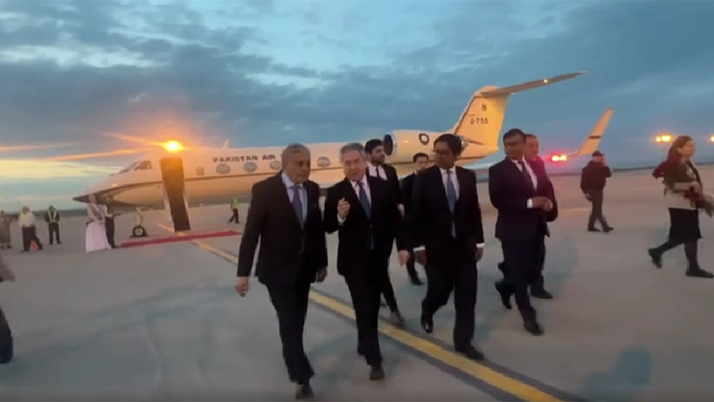 В Бишкек прилетел глава МИД Пакистана. Как его встречали в аэропорту (видео)