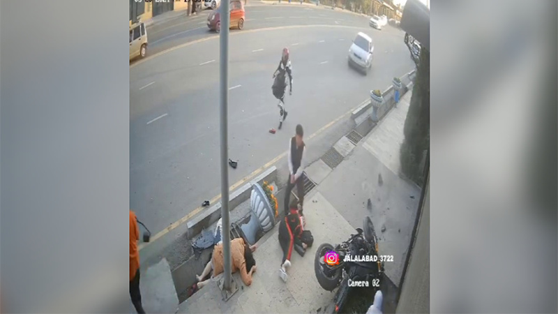 В Джалал-Абаде мотоциклист, пытаясь избежать столкновения, сбил пешеходов (видео)