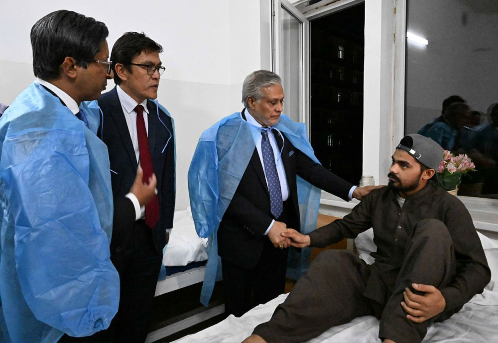 Глава МИД Пакистана встретился с согражданами в Бишкеке. И забрал одного пострадавшего