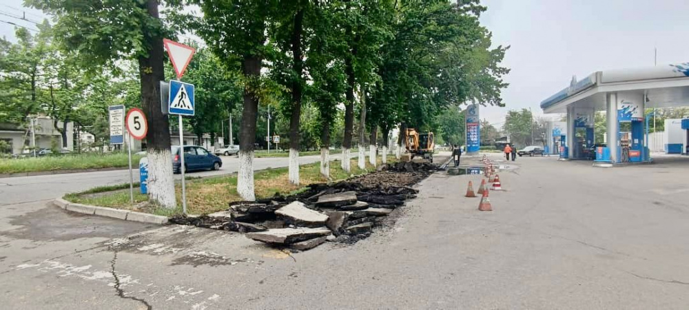 В Бишкеке начали ремонт тротуара на одной из улиц (фото)