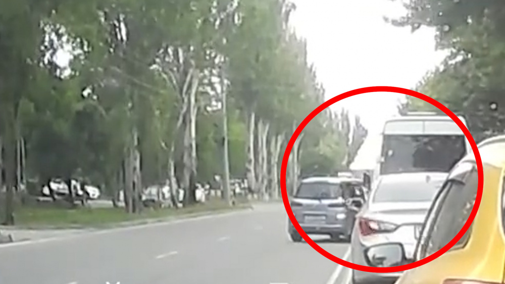 Водитель Mazda решил выяснить отношения с другим водителем прямо на дороге (видео)