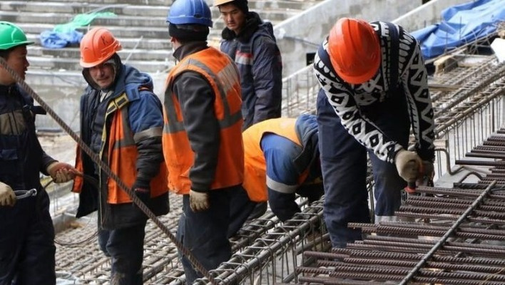 В Минтруда сообщили, сколько иностранных граждан получили разрешение на работу в КР