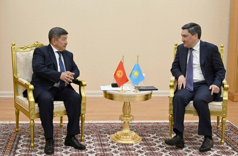 Акылбек Жапаров встретился с премьер-министром Казахстана Олжасом Бектеновым