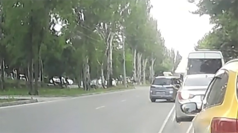 В Бишкеке люди вышли из Mazda Demio и напали на водителя бусика. Подозреваемых задержали