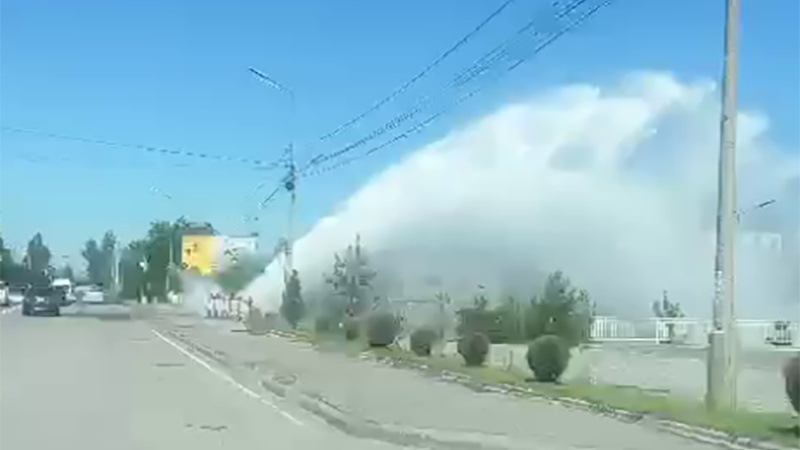 На улице Ахунбаева под мостом прорвало трубу (видео)