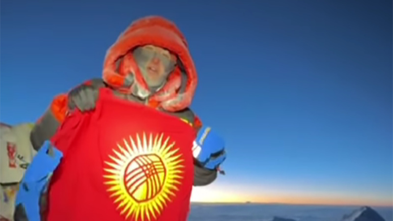 Илим Карыпбеков поднялся на Эверест (видео)