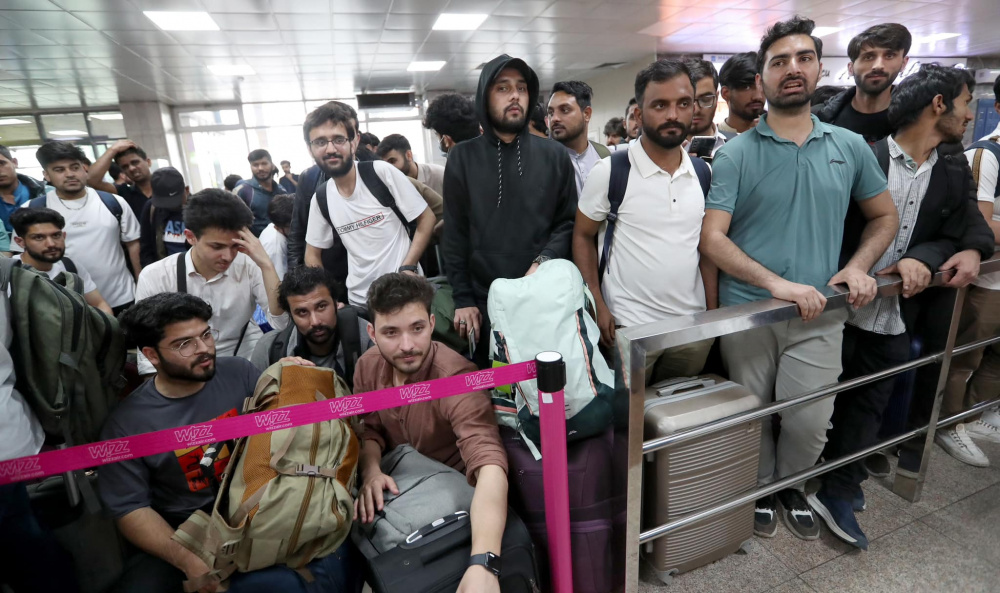 Не могут попасть на бесплатный рейс. Аэропорт "Манас" о недовольствах граждан Пакистана