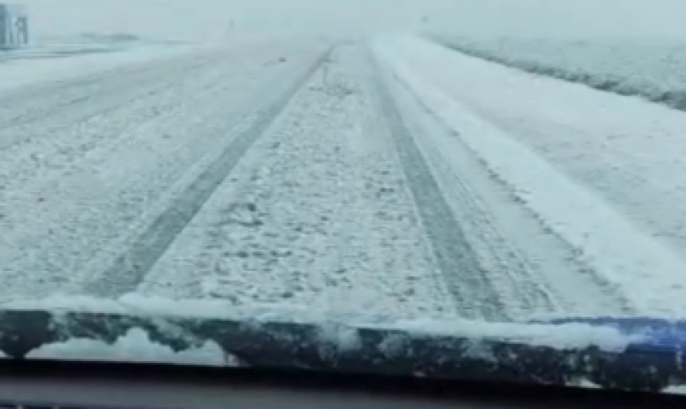 В Казахстане перекрыли дороги из-за майского снегопада