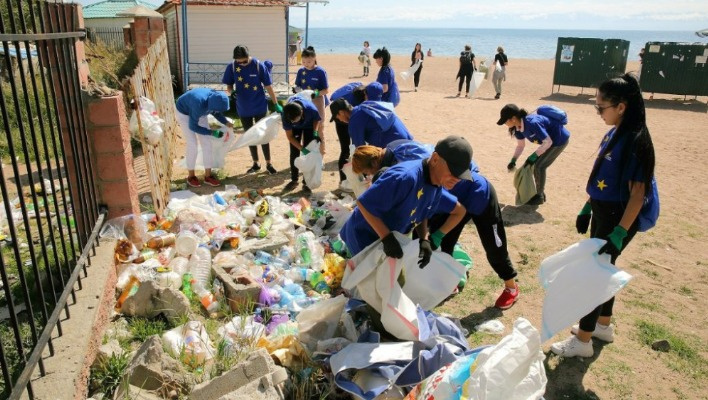 Депутат предлагает обязать владельцев и арендаторов пансионатов на Иссык-Куле убирать пляж