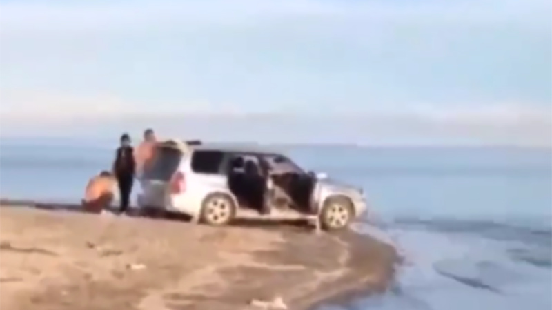 Водитель Subaru припарковался на берегу Иссык-Куля. Его нашли и оштрафовали (видео)