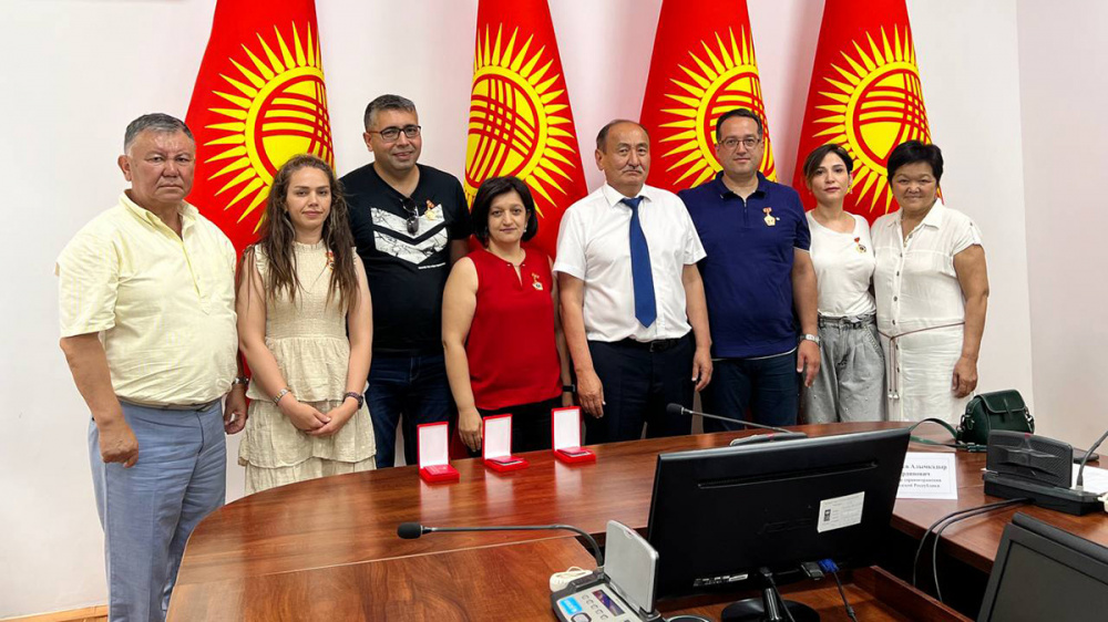 Бейшеналиев наградил турецких врачей, участвовавших в трансплантации печени в Бишкеке