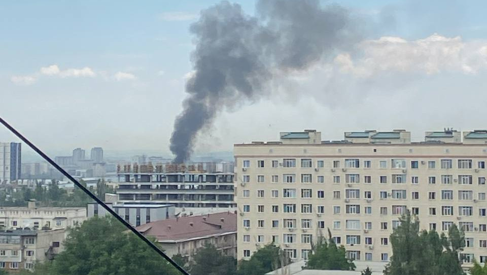 На улице Тыныстанова в Бишкеке загорелся сарай. Огонь перекинулся на соседний дом (видео)
