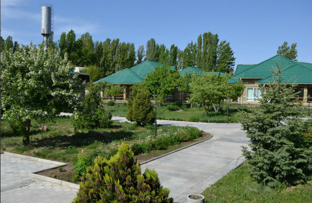 Депутат: Центры отдыха на Иссык-Куле оказывают давление на собственников коттеджей
