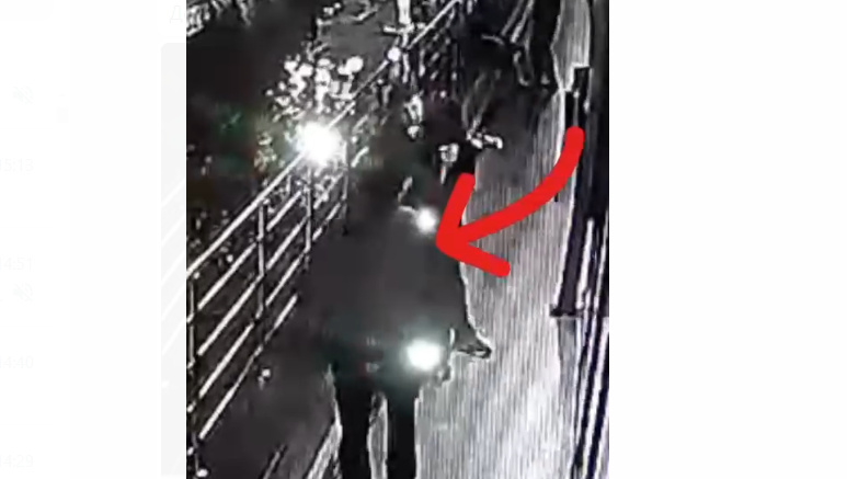 Скандал в кафе в центре Бишкека - мужчина приставил пистолет к голове девушки