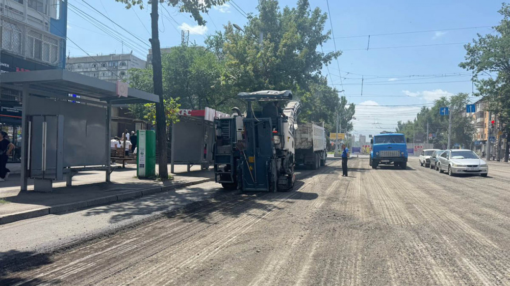 На улицах Бишкека ведутся работы по укладке фрезерованного асфальта