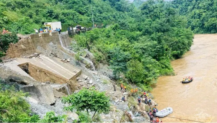 В Непале оползень смыл в реку два автобуса с как минимум 66 пассажирами (фото)