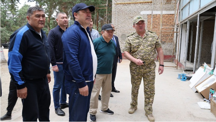 Садыр Жапаров, Камчыбек Ташиев и Акылбек Жапаров посетили войсковую часть в Караколе. Фото