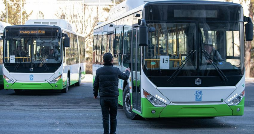 Из-за ремонта дорог в Бишкеке временно изменили схему движения 13 автобусов. Список