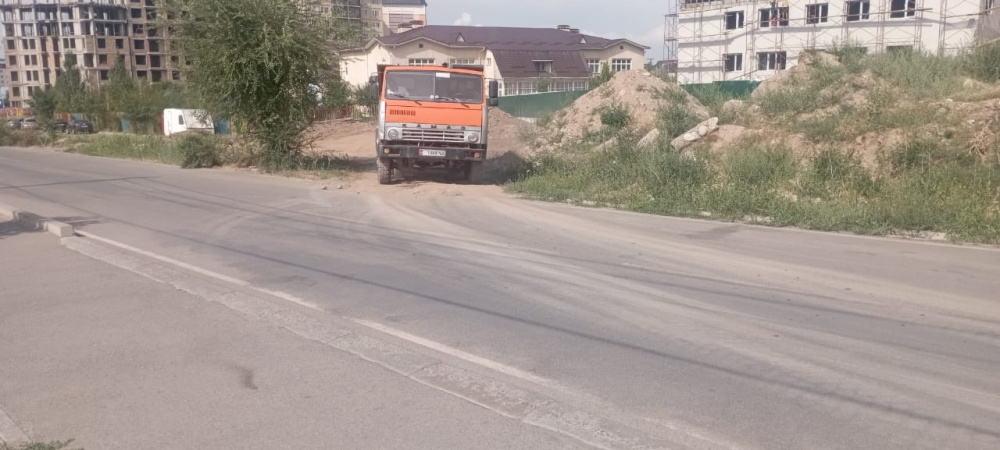 Грязные колеса, поврежденные деревья. В Бишкеке оштрафовали стройкомпании (фото)