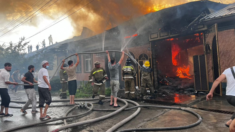 В Оше сгорел частный дом. Сотрудникам МЧС помогали местные жители (видео)