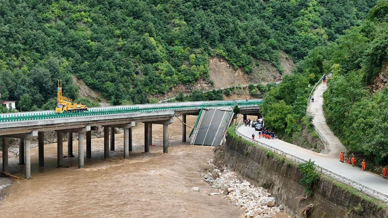 11 человек погибли в результате обрушения моста в Китае (видео)