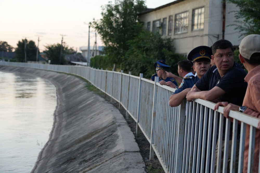 Мэр Бишкека проверил каналы и реки, где могут пройти селевые потоки