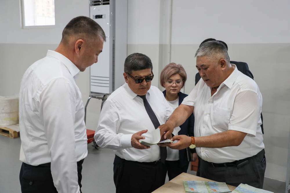 Акылбеку Жапарову показали, как печатают паспорта (фото)