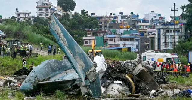 В Непале самолет разбился на взлете (видео)