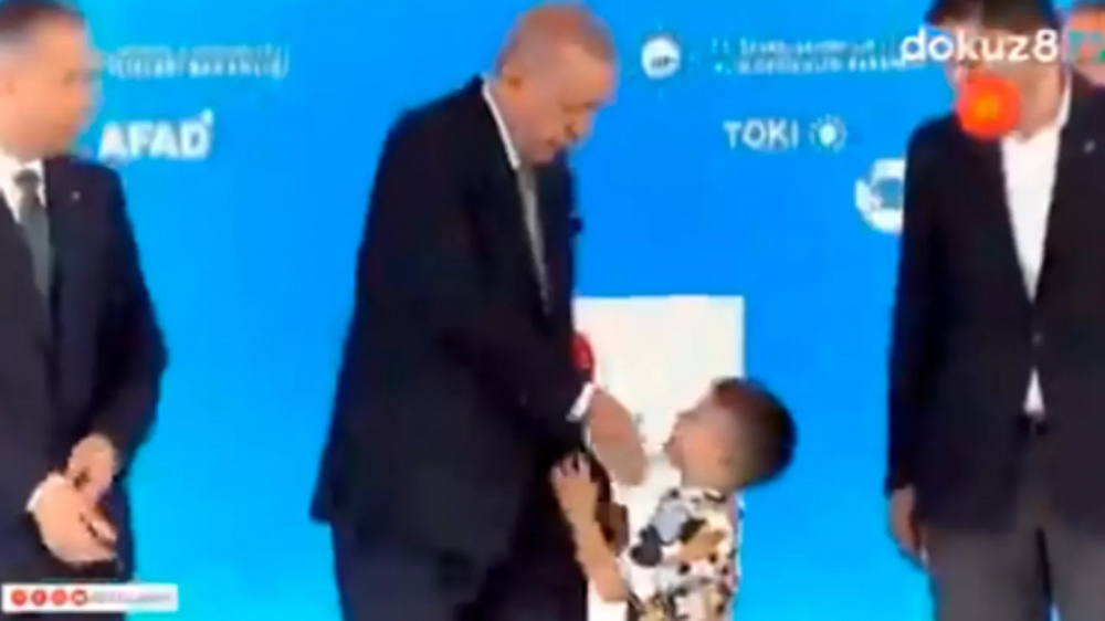 Эрдоган дал пощечину не поцеловавшему его руку ребенку (видео)