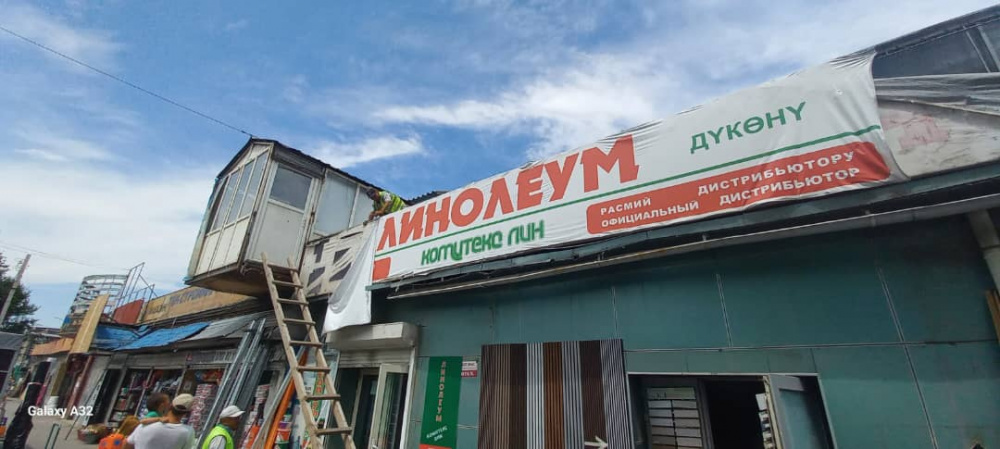 В Бишкеке продолжают демонтировать рекламные конструкции (фото)