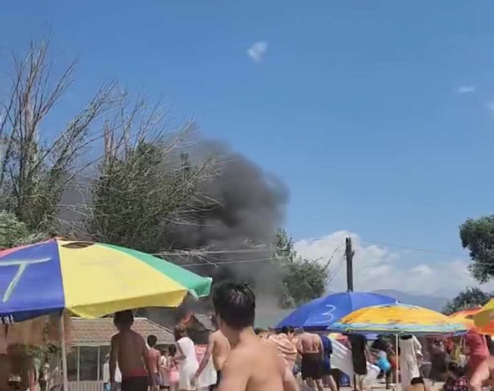 В Тамчы на Иссык-Куле горит кафе (видео)