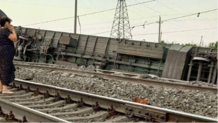 В России после столкновения с грузовиком поезд сошел с рельсов (видео, фото)