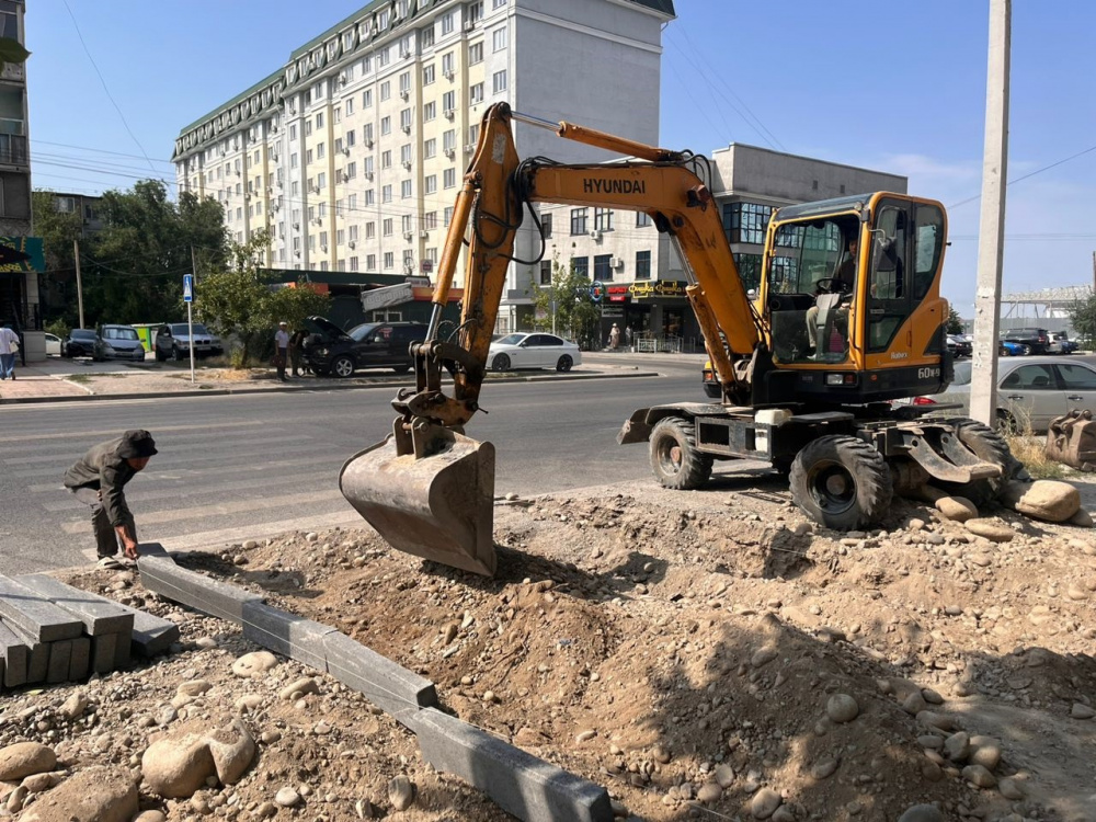 В Бишкеке на улице Жетикашкаевой обновляют тротуар
