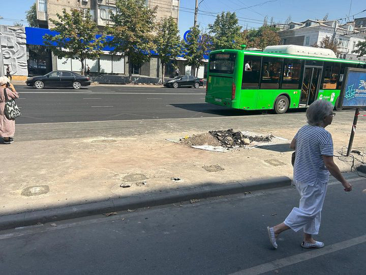 Call-центр: демонтировали остановки. А где прятаться от палящего солнца?