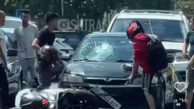 Шлемом разбил лобовое стекло. В Бишкеке произошла драка между водителем авто и мопедистом